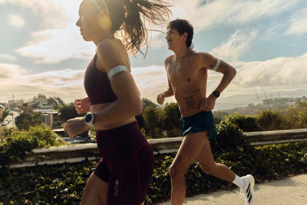 Coros Pace 4 fekete sportóra