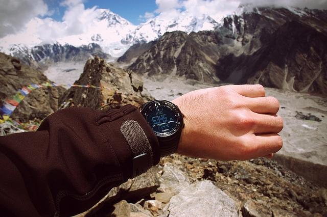 Suunto CORE All Black na ręku