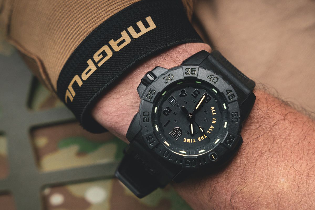 Luminox Navy Seal 3500 sorozat All In All The Time Limited Edition na nadgarstku