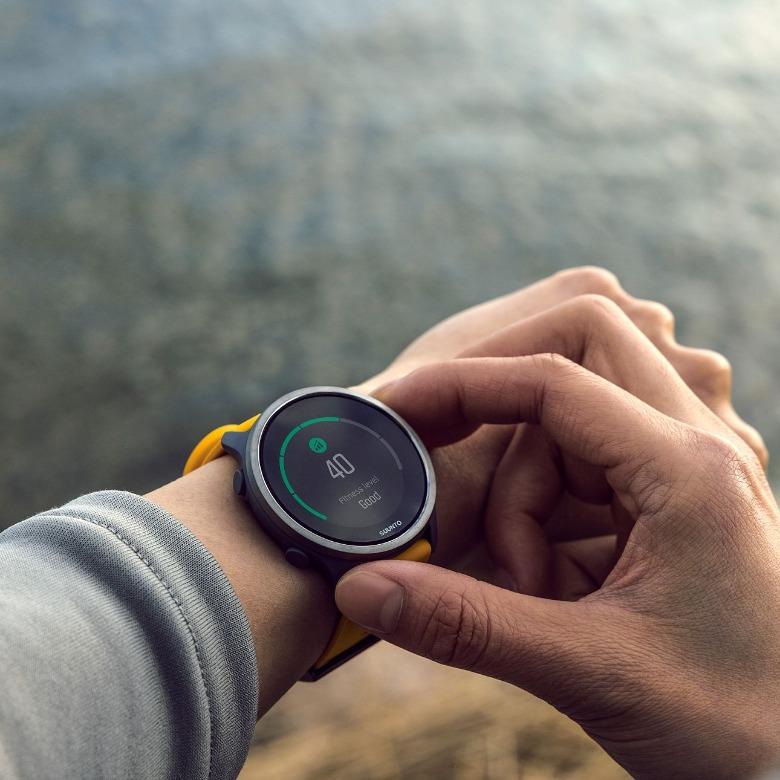 Suunto 5 Peak Ochre SS050731000 a csuklóján